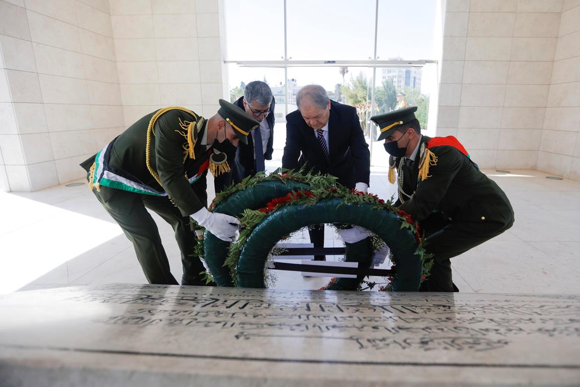 فتوح يضع إكليلا من الزهور على ضريح الشهيد ياسر عرفات(تصوير/ محمد أبو زيد/وفا)